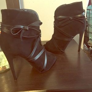 JustFab Peakaboo Toe Heals size 10